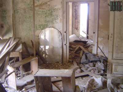 Un decadenza testimoniata da alcune foto di qualche anno fa pervenuteci in redazione, che mostrano l�interno dell�edificio completamente distrutto e invaso da calcinacci e rifiuti di ogni genere